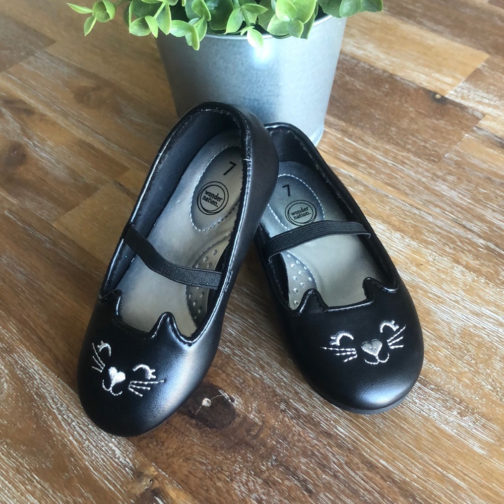 Like New! WonderNation Toddler Flats. Size 7.